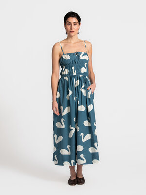 Robe Swans. Affirmée, mais décontractée. Cette robe à bretelles avec imprimé cygnes all-over associe légèreté et caractèr...