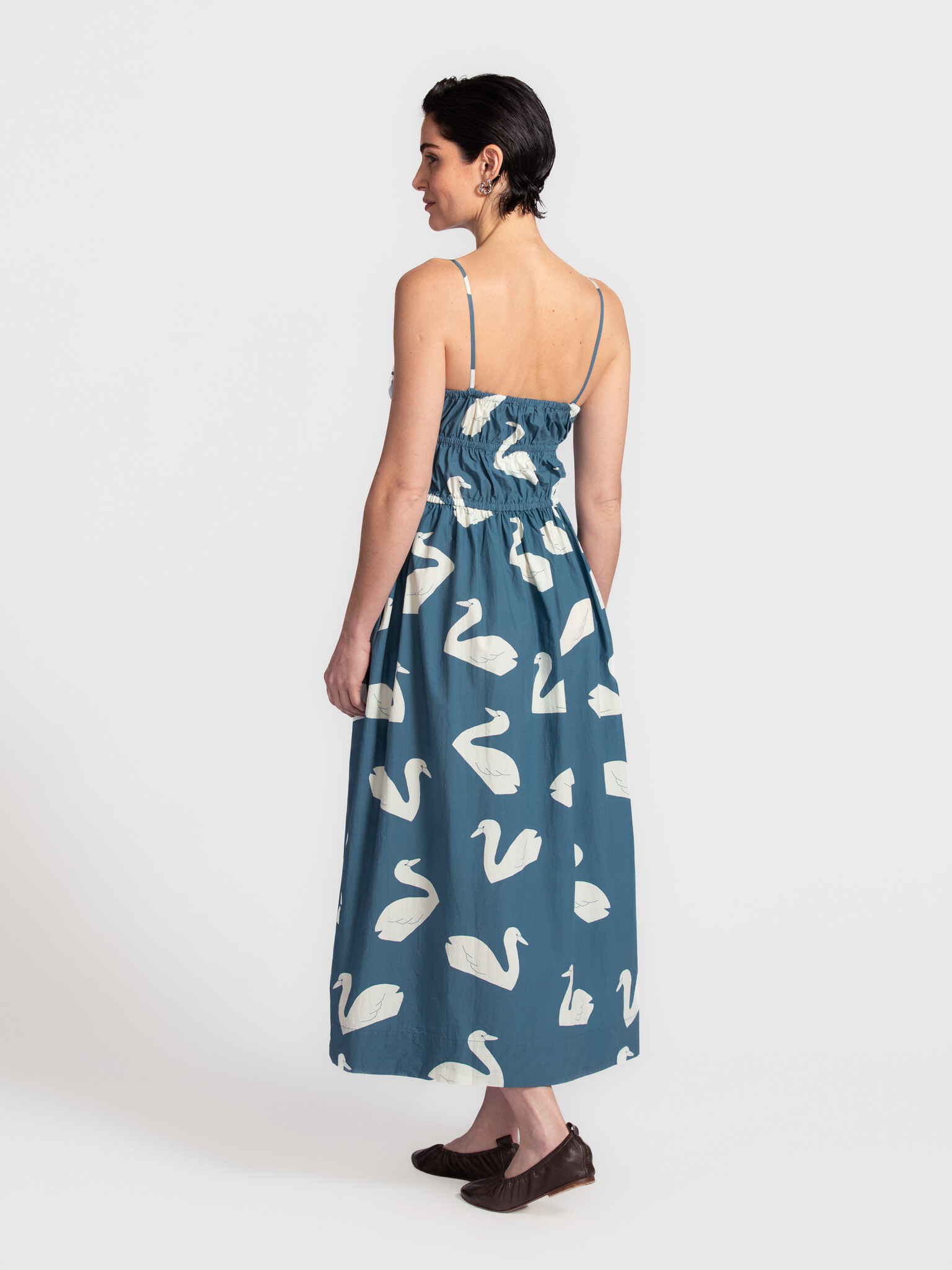 The tiny big sister robe maxi Swans 4. Affirmée, mais décontractée. Cette robe à bretelles avec imprimé cygnes all-over a...