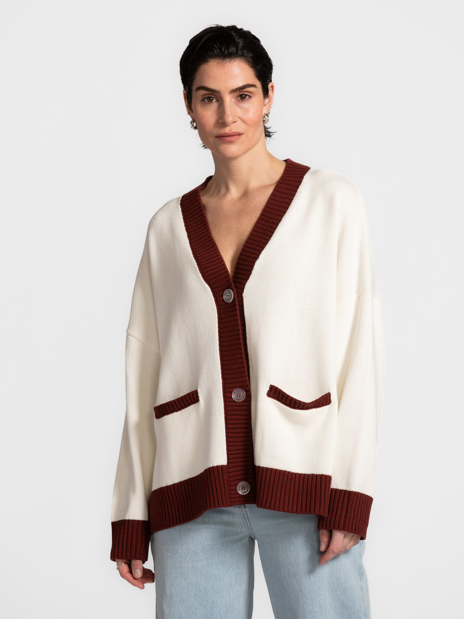 Les Soeurs gebreide cardigan Maia 4. Een moderne cardigan met een knipoog naar vintage sportswear. De Maia combineert com...