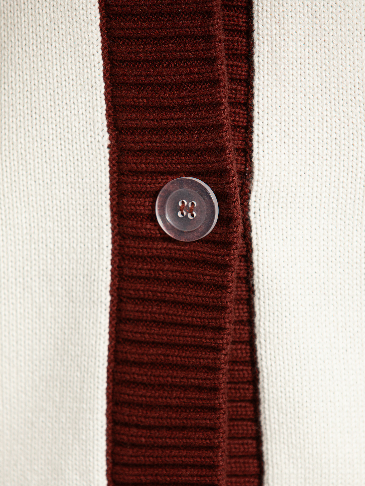 Les Soeurs gebreide cardigan Maia 5. Een moderne cardigan met een knipoog naar vintage sportswear. De Maia combineert com...
