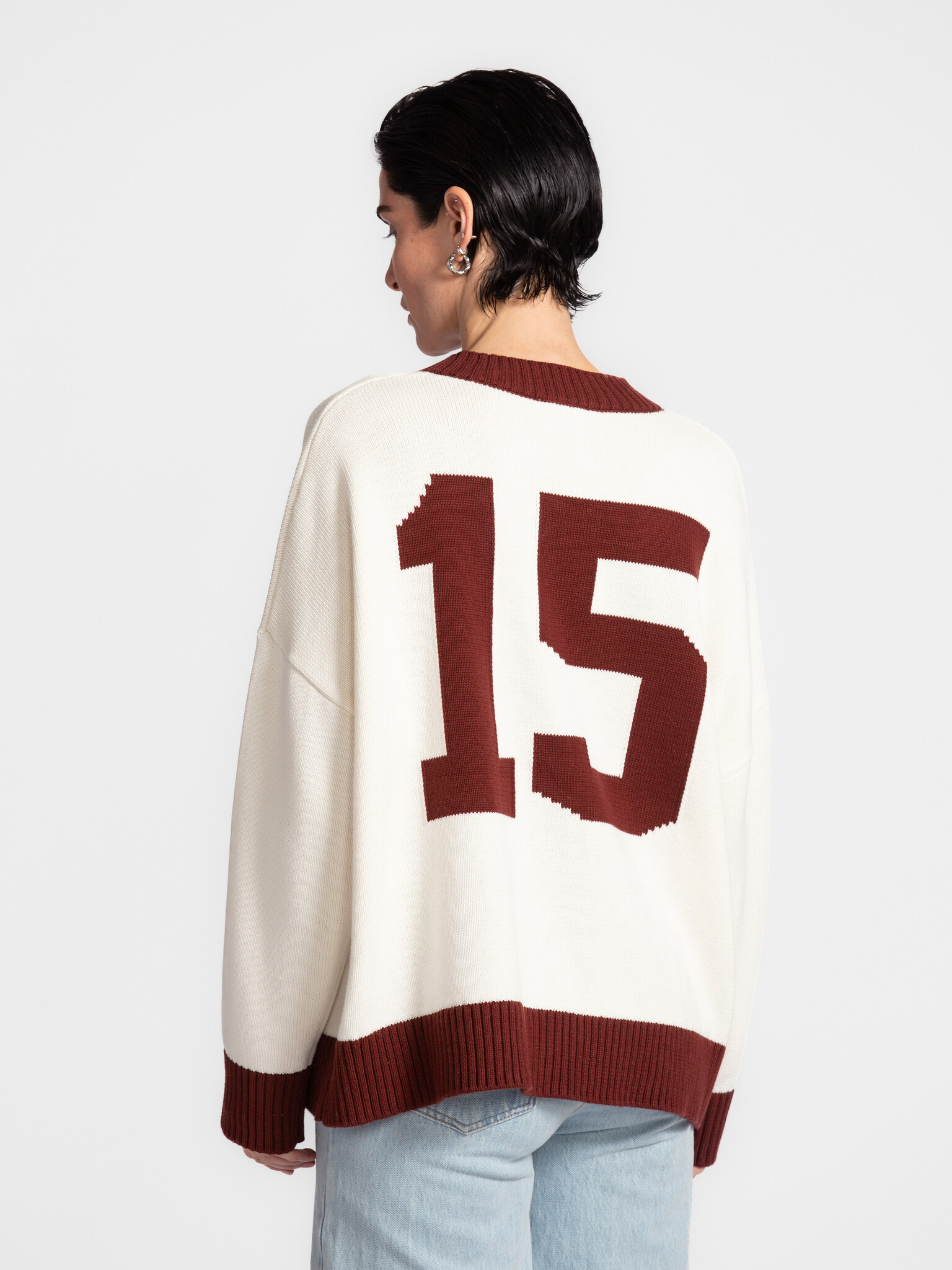 Les Soeurs gebreide cardigan Maia 6. Een moderne cardigan met een knipoog naar vintage sportswear. De Maia combineert com...