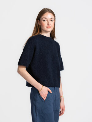 Pull Dora Pull Dora. Ce pull en tricot décontracté à manches courtes est un incontournable pour vos tenues quotidiennes. La maille ...