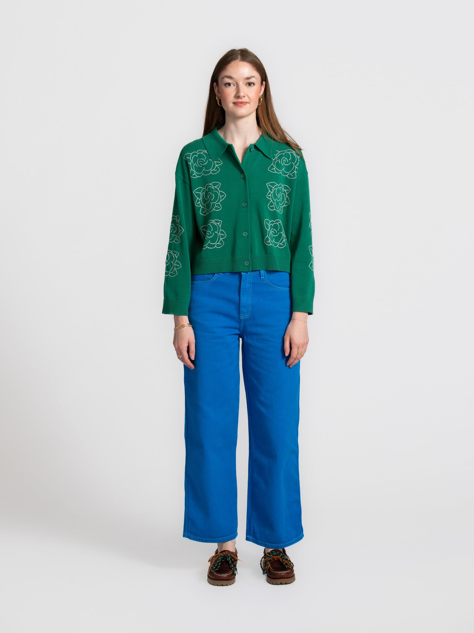 The tiny big sister gebreide cardigan Flowers 3. Flower power, maar dan verfijnd. Deze cardigan met geborduurde bloemen v...