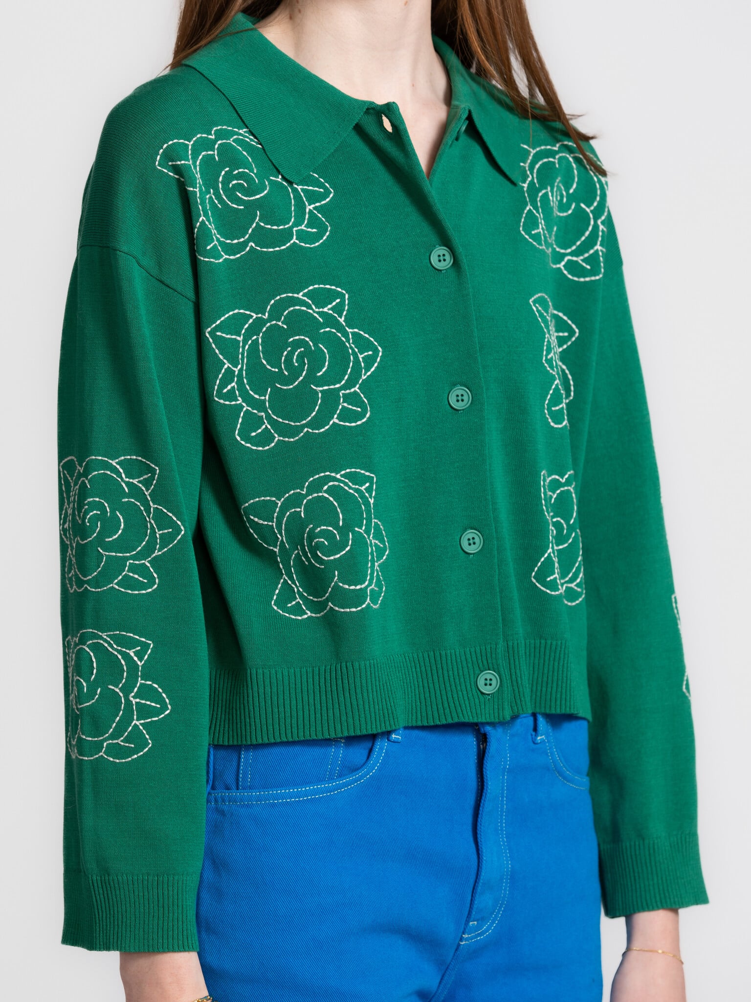 The tiny big sister gebreide cardigan Flowers 4. Flower power, maar dan verfijnd. Deze cardigan met geborduurde bloemen v...