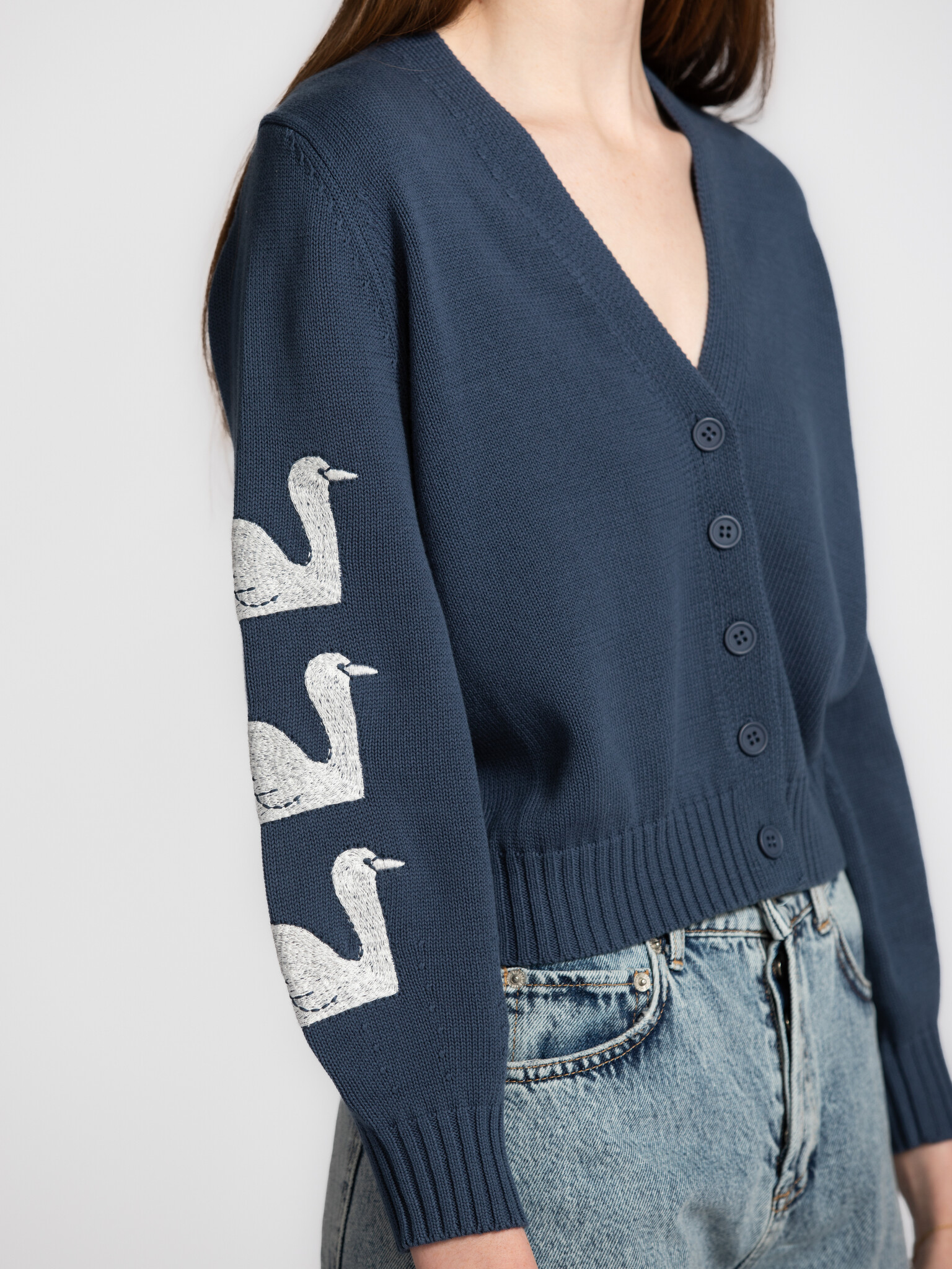 The tiny big sister tricoté cardigan Swans 4. Affirmation dans la simplicité. Ce cardigan tricoté offre une coupe confort...