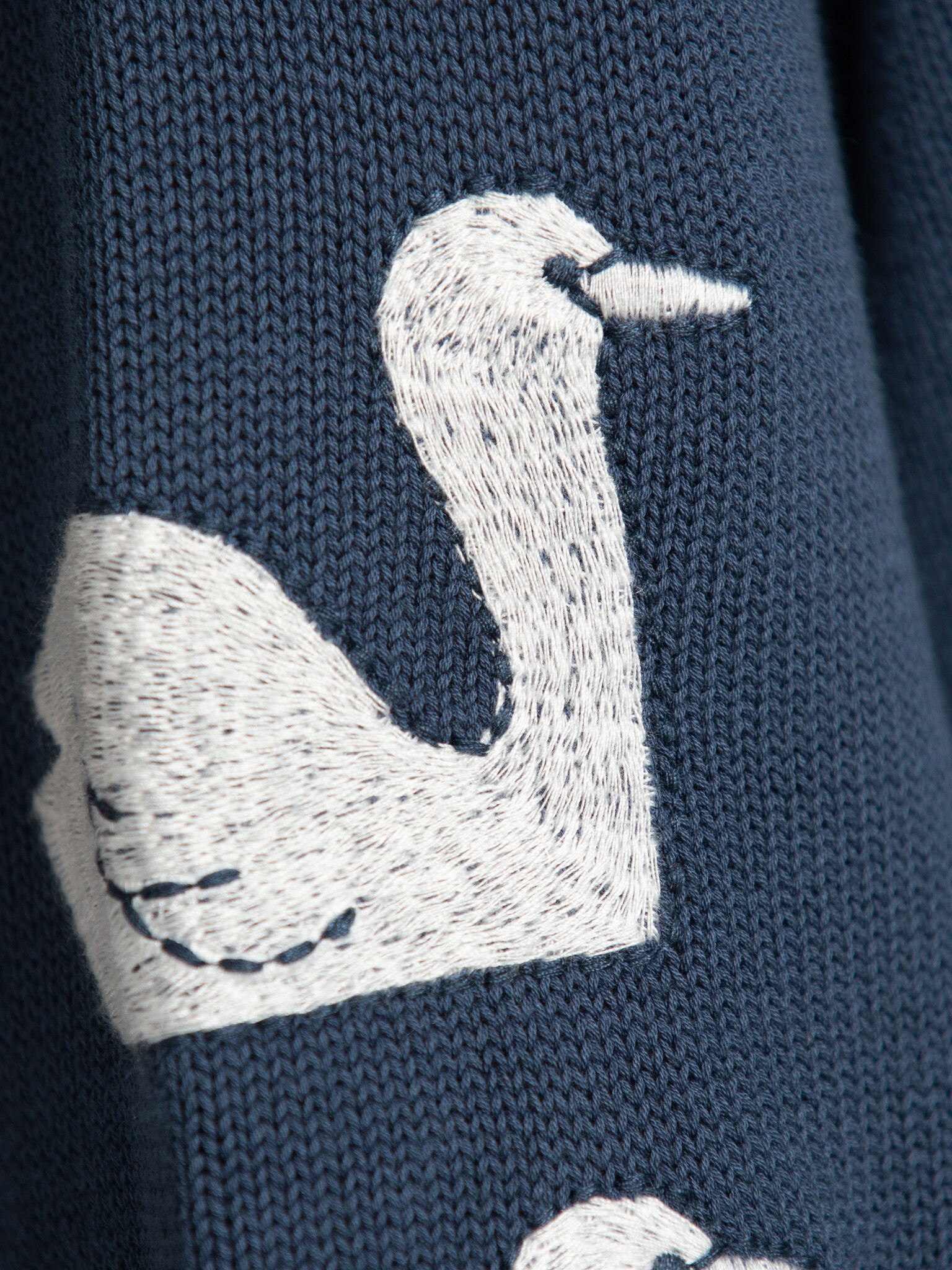 The tiny big sister tricoté cardigan Swans 5. Affirmation dans la simplicité. Ce cardigan tricoté offre une coupe confort...