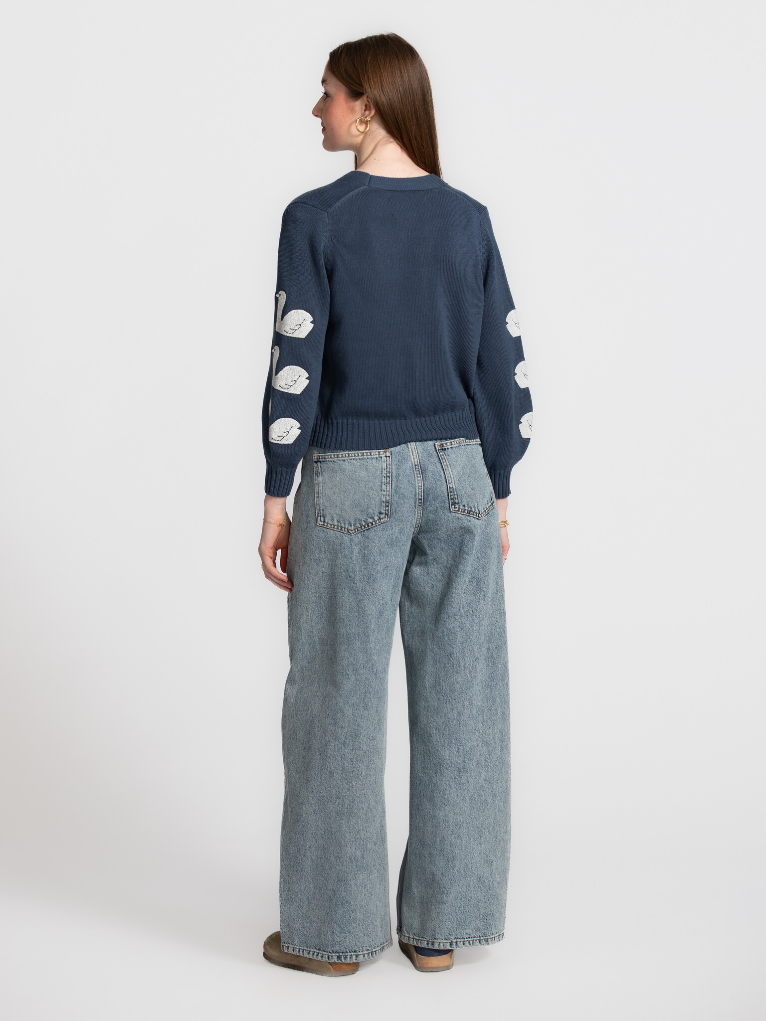 The tiny big sister tricoté cardigan Swans 6. Affirmation dans la simplicité. Ce cardigan tricoté offre une coupe confort...