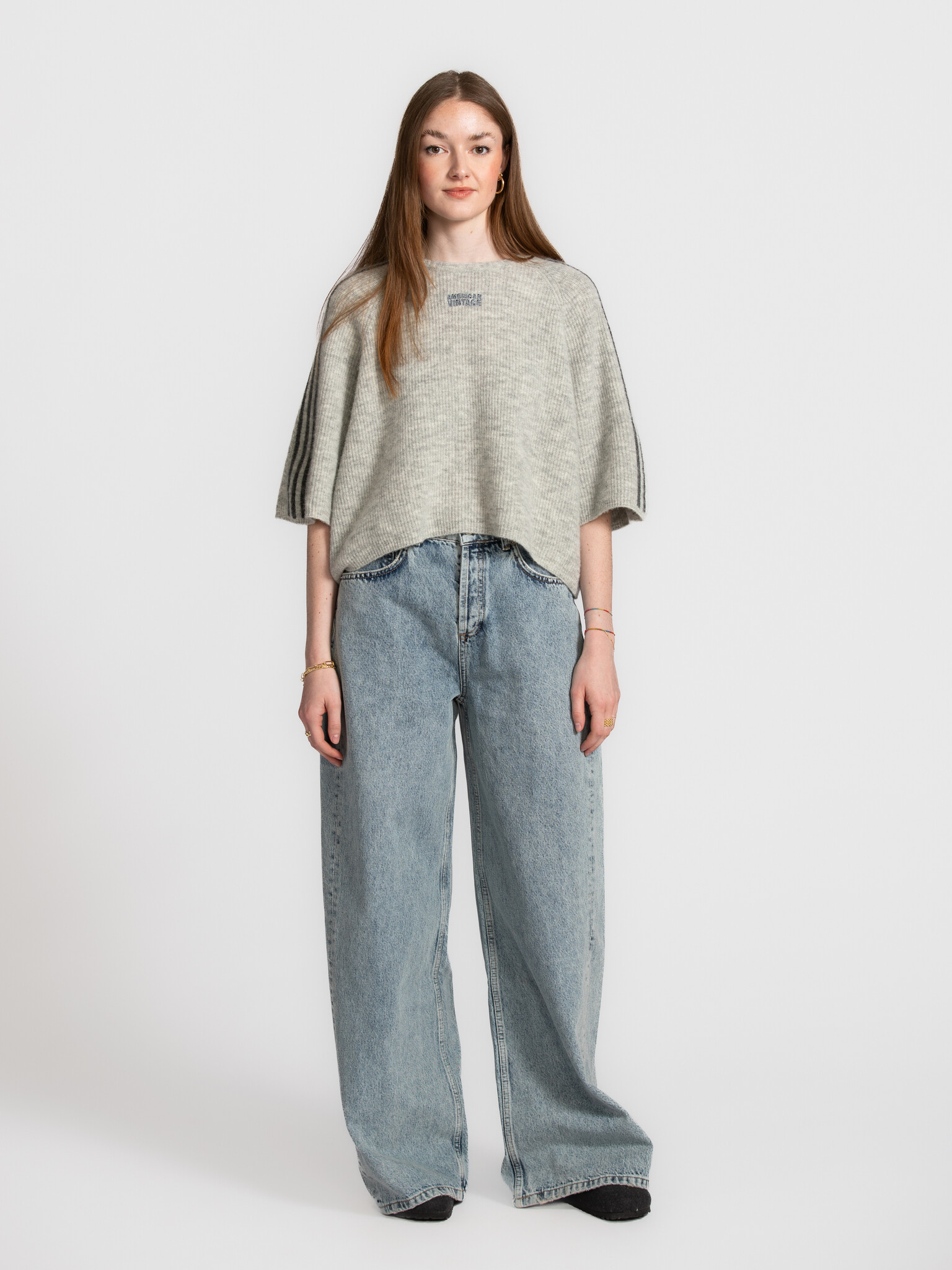 American Vintage Pull en maille Vitow 3. Grey, but never boring. Ce tricot confortable est doux au toucher et affiche une...