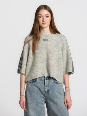 Trui Vitow. Grey, but never boring. Deze comfortabele knit voelt zacht aan en heeft een relaxte uitstraling. De subtiele ...