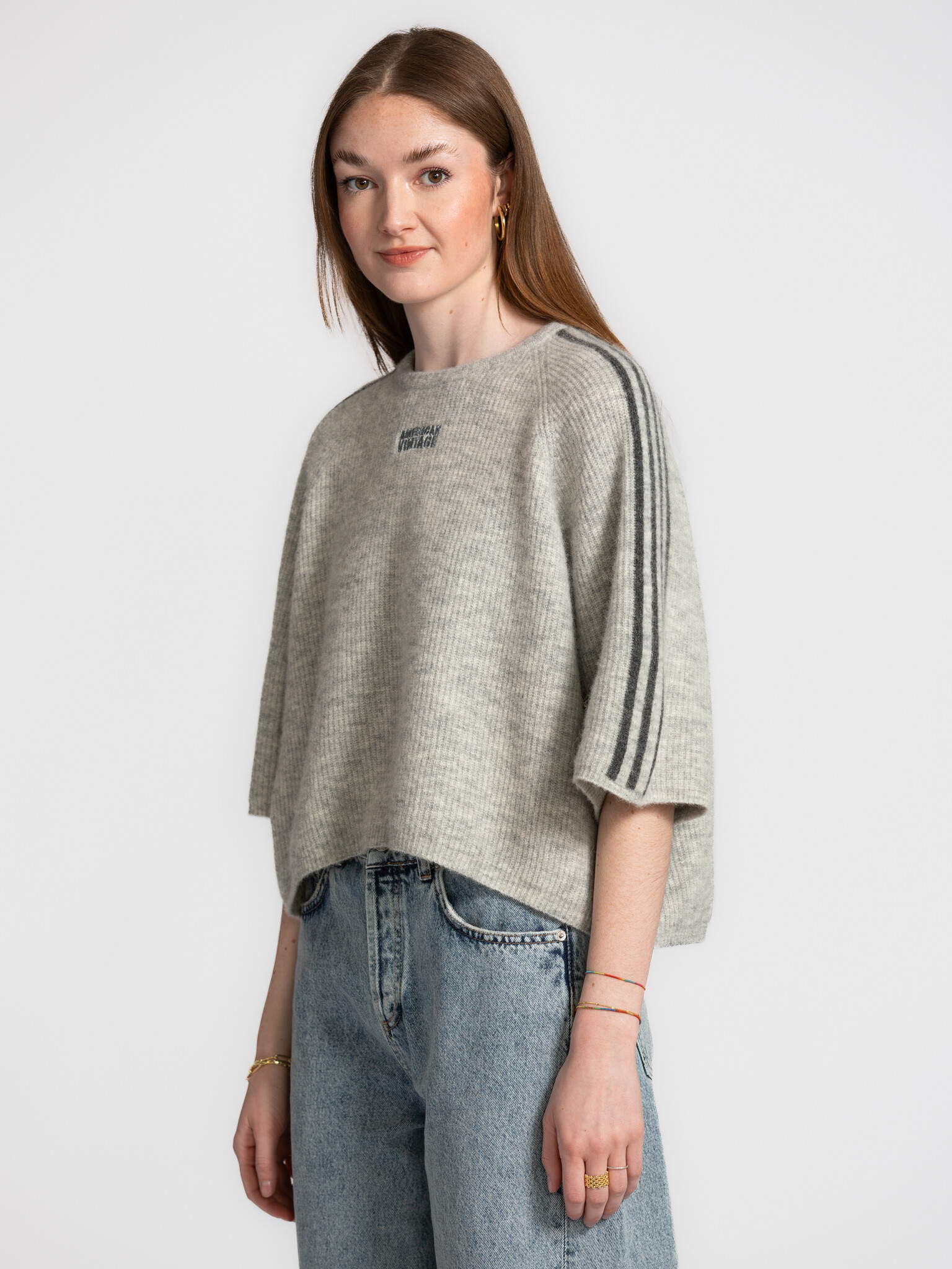 American Vintage Pull en maille Vitow 4. Grey, but never boring. Ce tricot confortable est doux au toucher et affiche une...
