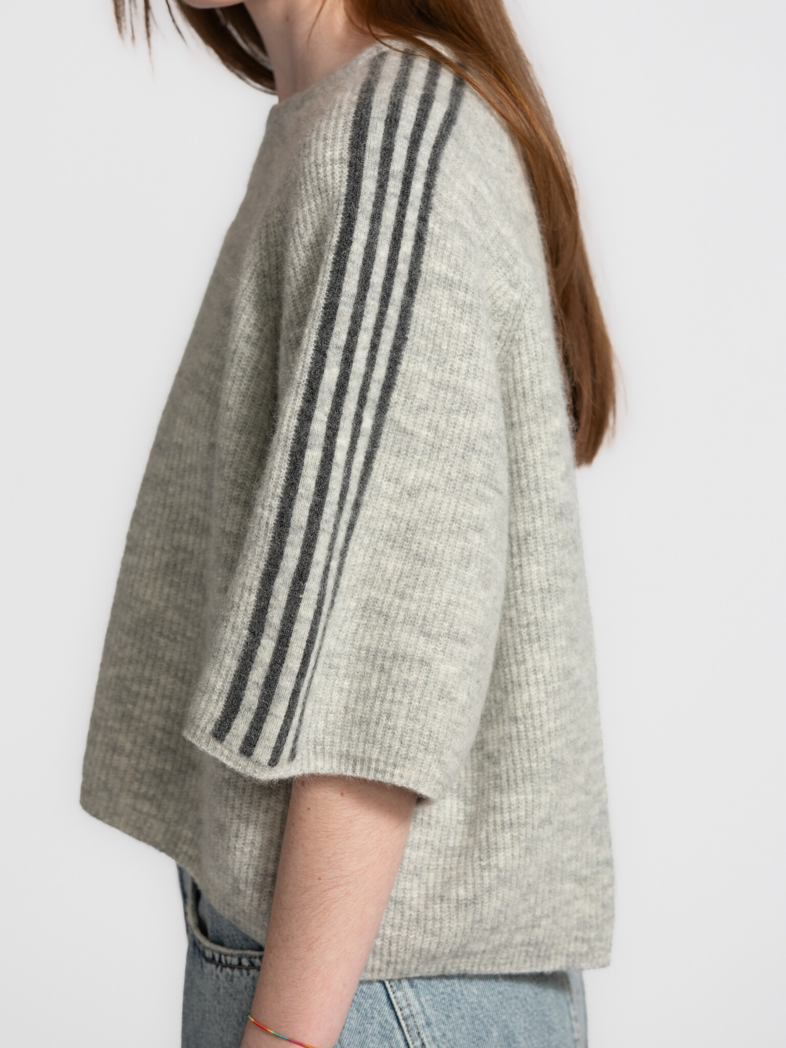 American Vintage Pull en maille Vitow 5. Grey, but never boring. Ce tricot confortable est doux au toucher et affiche une...