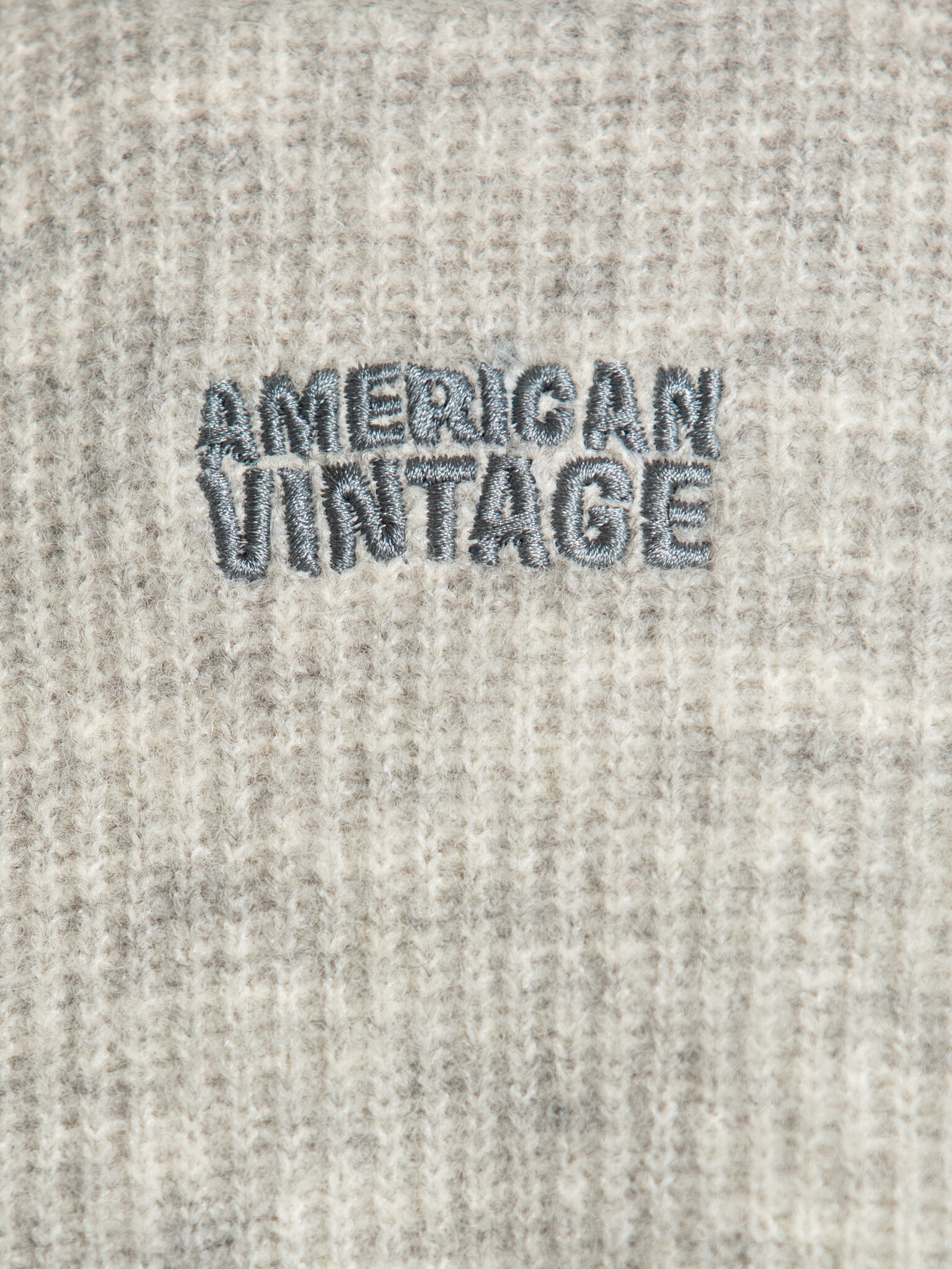 American Vintage Pull en maille Vitow 6. Grey, but never boring. Ce tricot confortable est doux au toucher et affiche une...