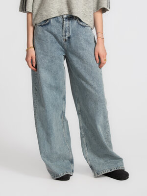 Jeans Jackson. A denim essential with a contemporary twist. These jeans feature a loose fit that falls smoothly and insta...