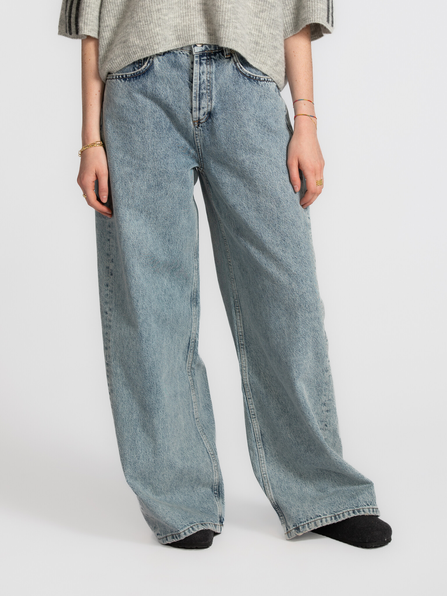 Les Soeurs jean large Jackson 1. Certains jeans donnent l'impression d'avoir déjà été portés dès le premier instant. Son ...