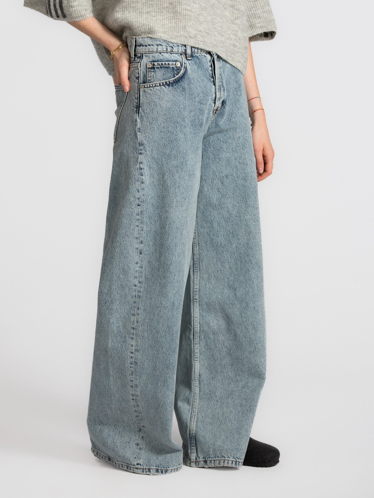 Les Soeurs jean large Jackson 4. Certains jeans donnent l'impression d'avoir déjà été portés dès le premier instant. Son ...