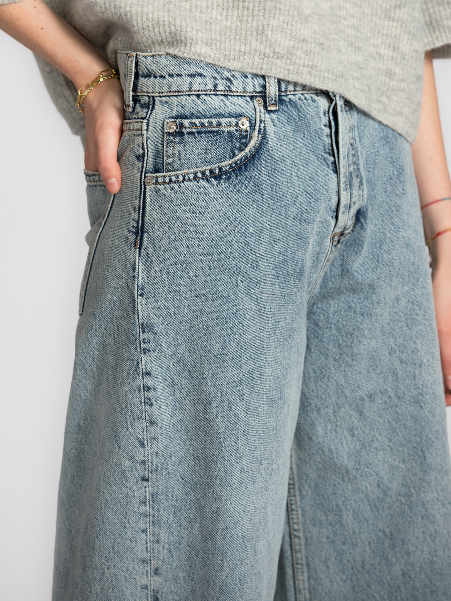 Les Soeurs jean large Jackson 5. Certains jeans donnent l'impression d'avoir déjà été portés dès le premier instant. Son ...