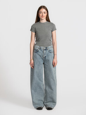 T-shirt Olive. Retour à l’essentiel, en mieux. Ce T-shirt ajusté est épuré, intemporel et flatteur. Sa coupe près du corp...
