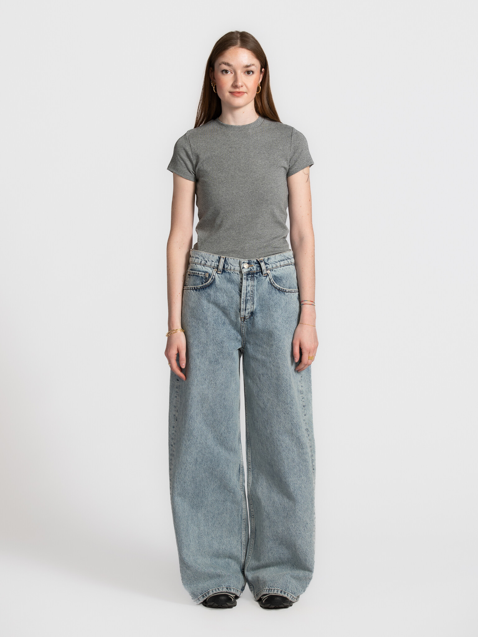 Les Soeurs t-shirt ajusté Olive 1. Retour à l’essentiel, en mieux. Ce T-shirt ajusté est épuré, intemporel et flatteur. S...