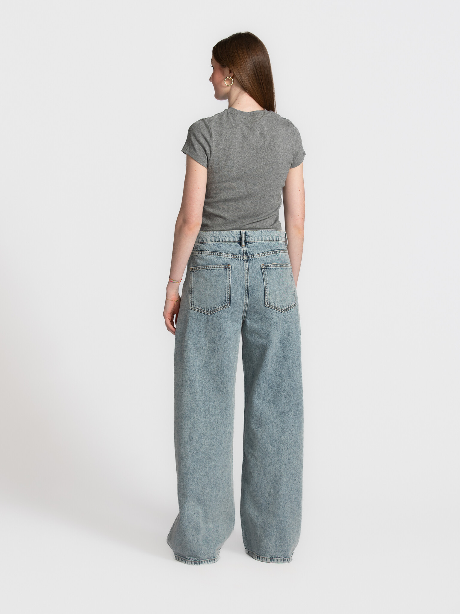 Les Soeurs t-shirt ajusté Olive 5. Retour à l’essentiel, en mieux. Ce T-shirt ajusté est épuré, intemporel et flatteur. S...
