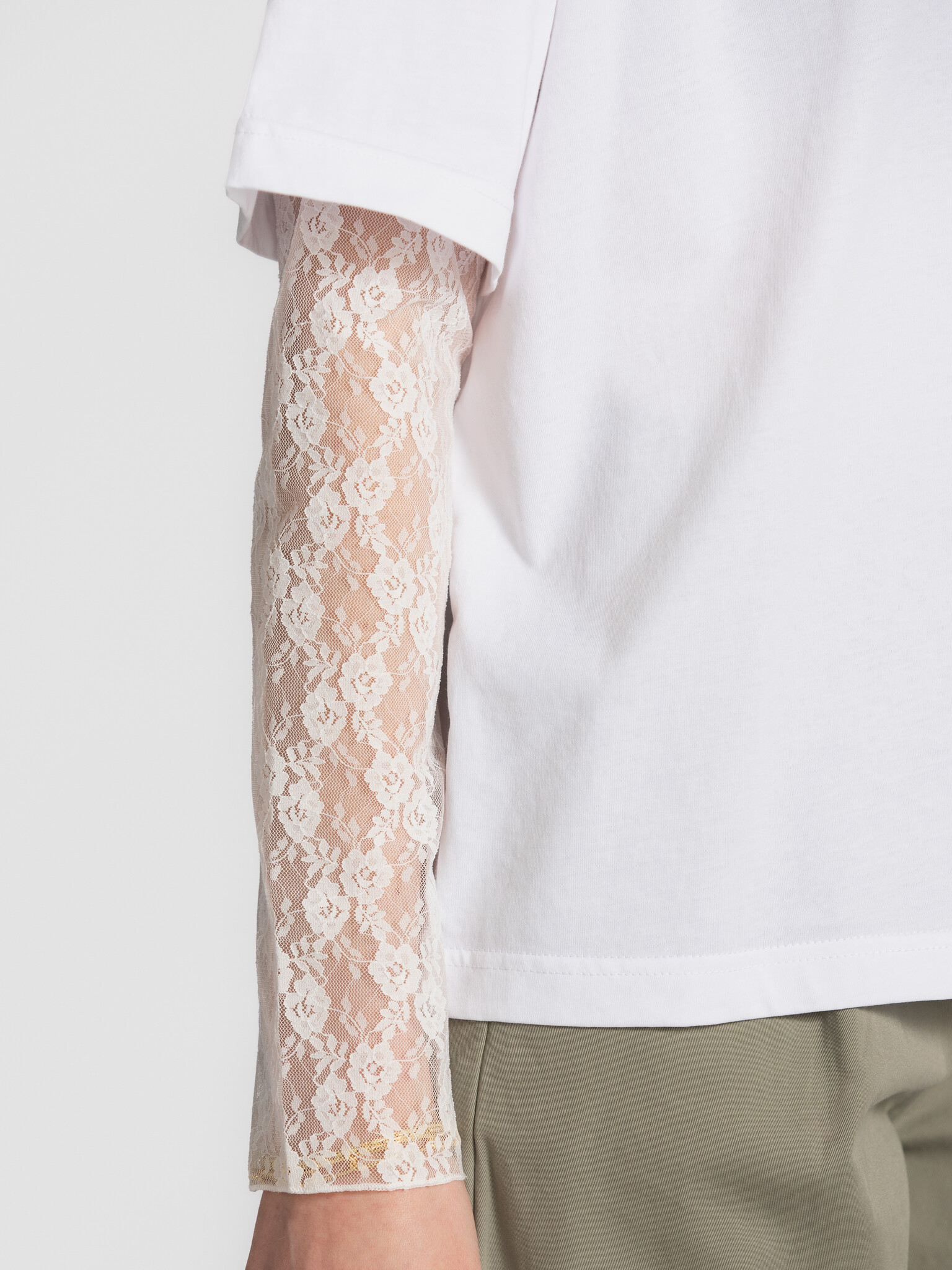Les Soeurs t-shirt à manches en dentelle Leonardo 4. Less basic, more statement. Ce t-shirt blanc aux manches en dentelle...