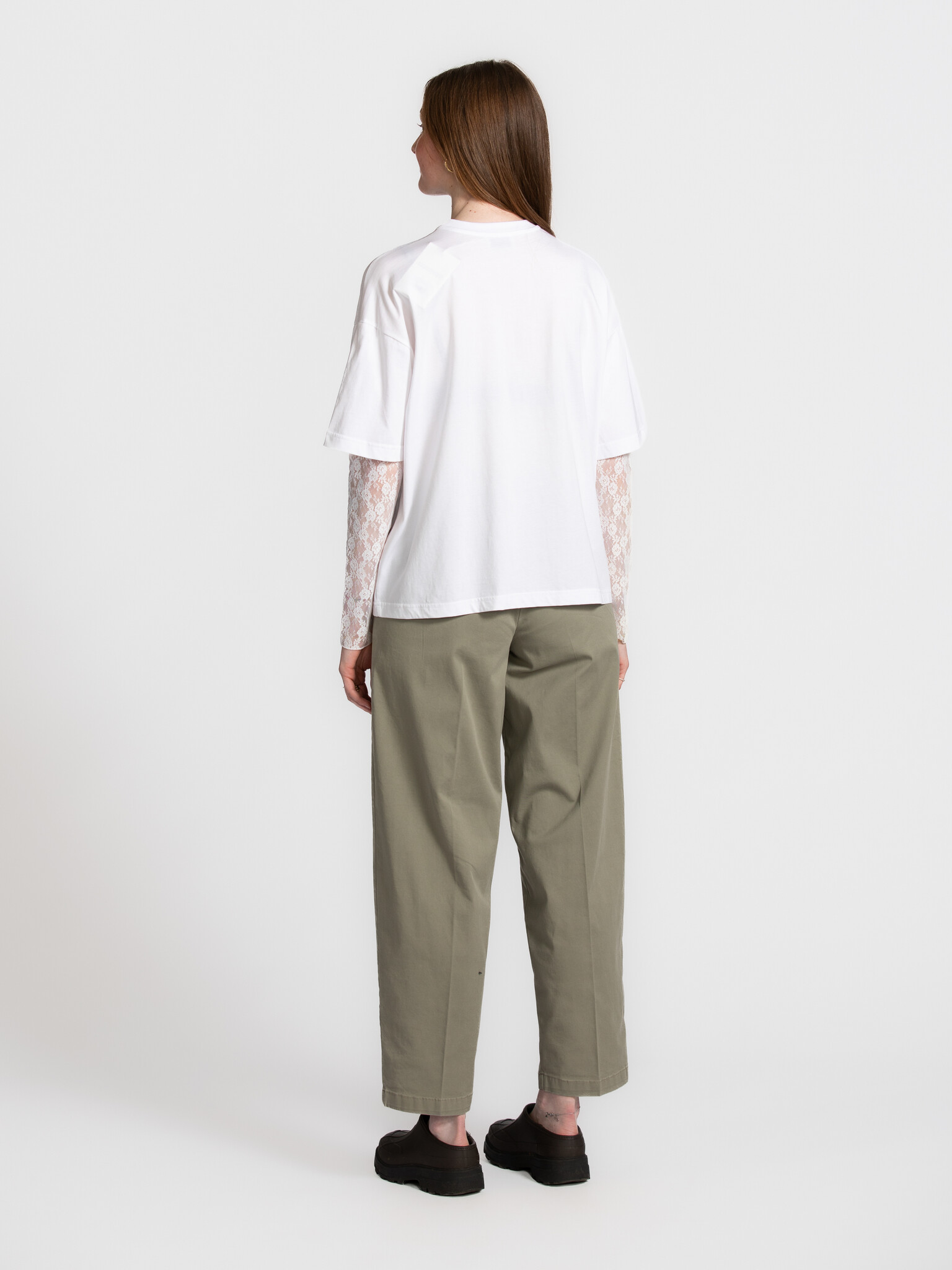 Les Soeurs t-shirt à manches en dentelle Leonardo 6. Less basic, more statement. Ce t-shirt blanc aux manches en dentelle...