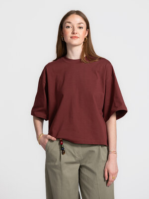 T-shirt Tiara. Less basic, more burgundy. La teinte bordeaux chaleureuse apporte du caractère à ce t-shirt, tandis que la...