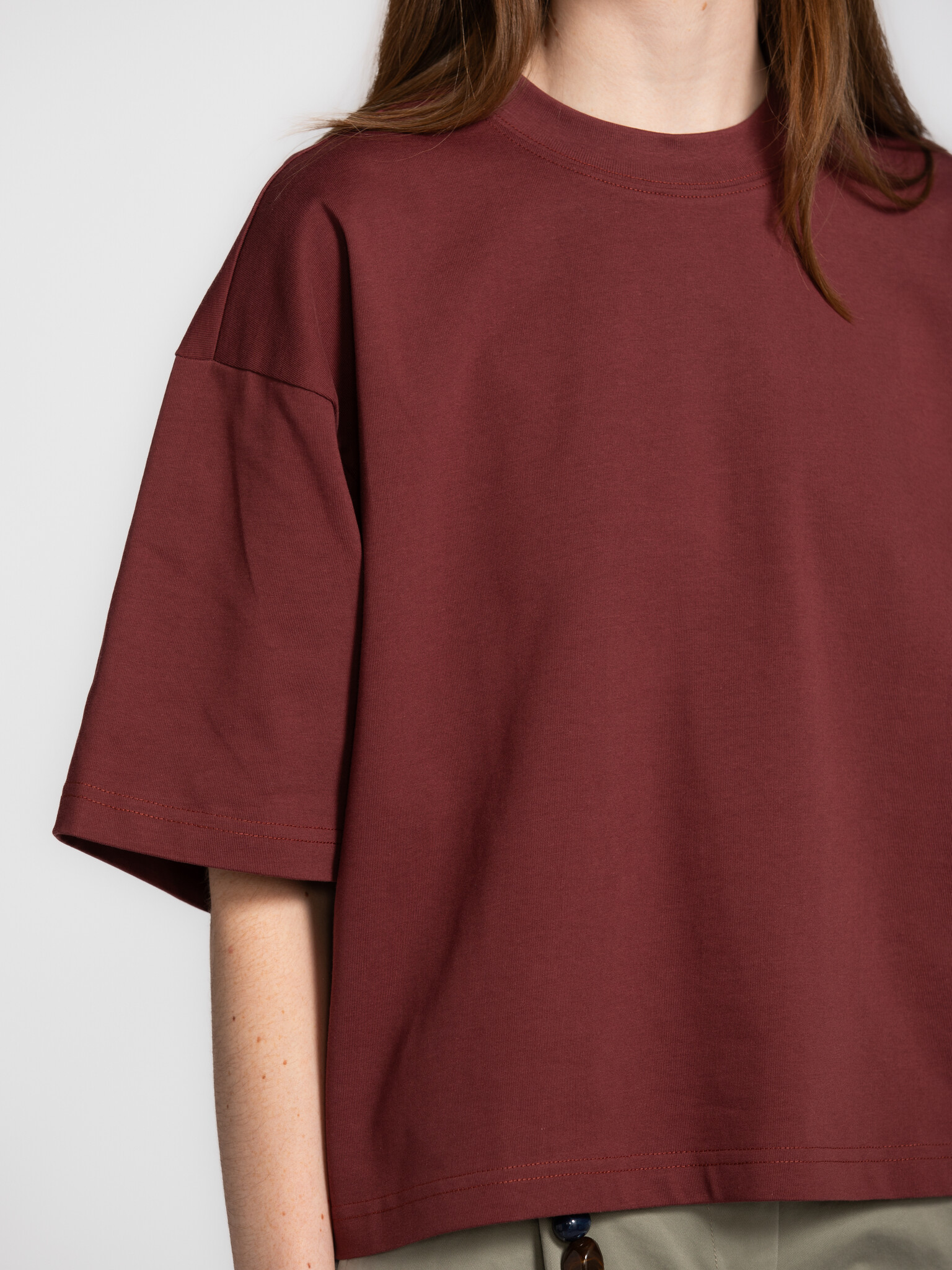 Les Soeurs boxy T-shirt Tiara 4. Less basic, more burgundy. The warm burgundy shade gives this tee character, while the l...