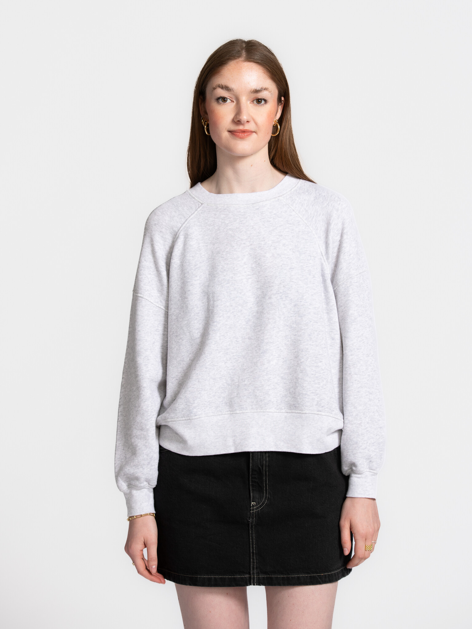American Vintage Sweater Atubay 1. Sweat gris clair tout doux, à la coupe loose et au design minimaliste. Ultra confortab...