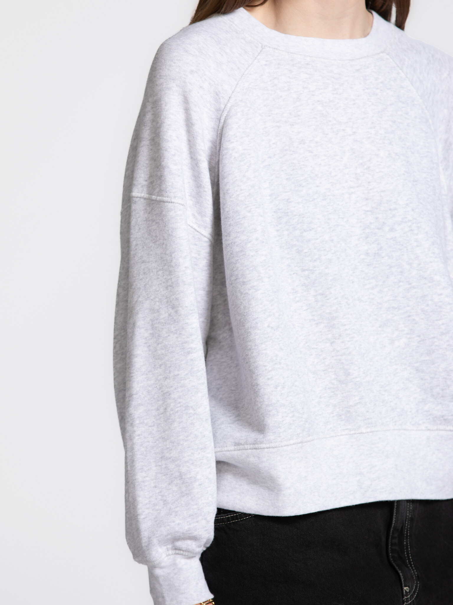 American Vintage Sweater Atubay 4. Sweat gris clair tout doux, à la coupe loose et au design minimaliste. Ultra confortab...