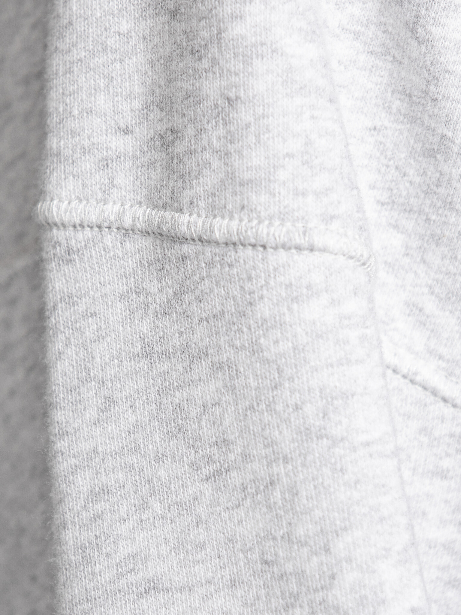 American Vintage Sweater Atubay 5. Sweat gris clair tout doux, à la coupe loose et au design minimaliste. Ultra confortab...