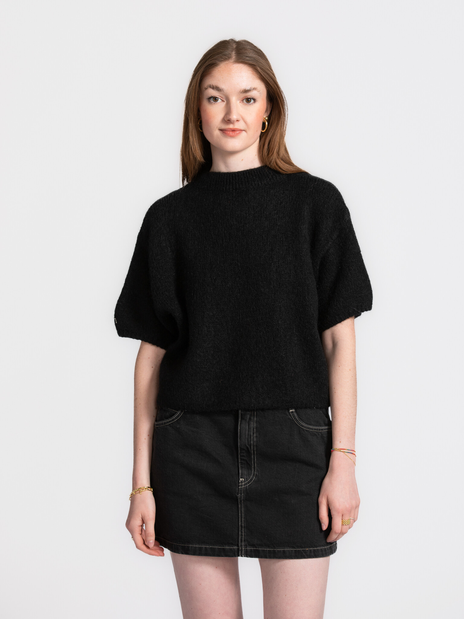 Le Marais Gebreide trui Dora 1. Deze casual gebreide trui met korte mouwen is een must-have voor je dagelijkse outfits. H...