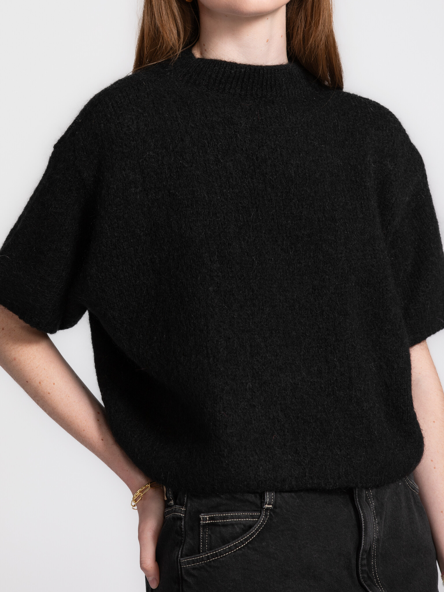 Le Marais Gebreide trui Dora 5. Deze casual gebreide trui met korte mouwen is een must-have voor je dagelijkse outfits. H...