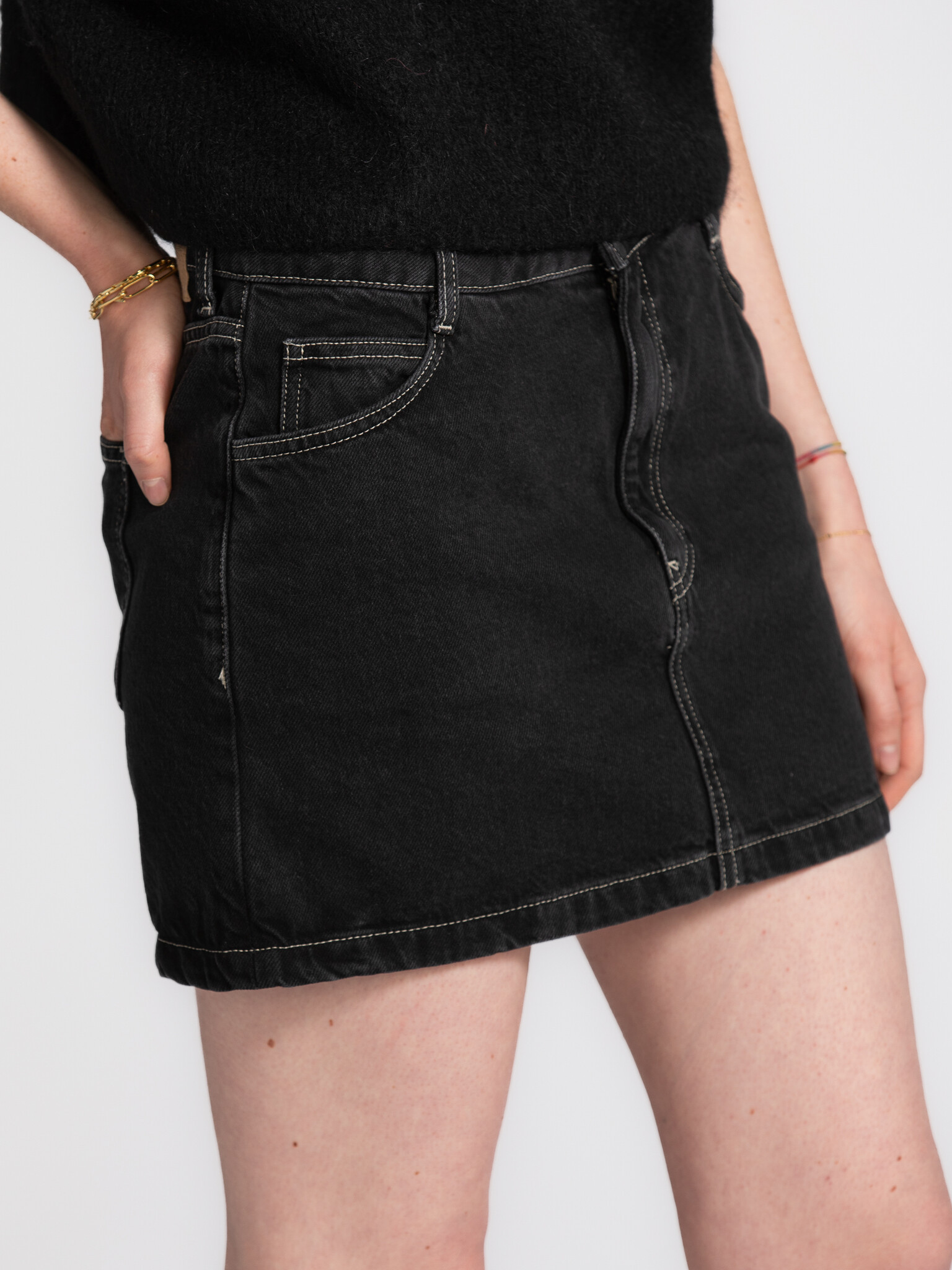 American Vintage Jupe En Denim Yopday 4. Denim avec une touche moderne. Cette jupe en denim courte présente une coupe dro...