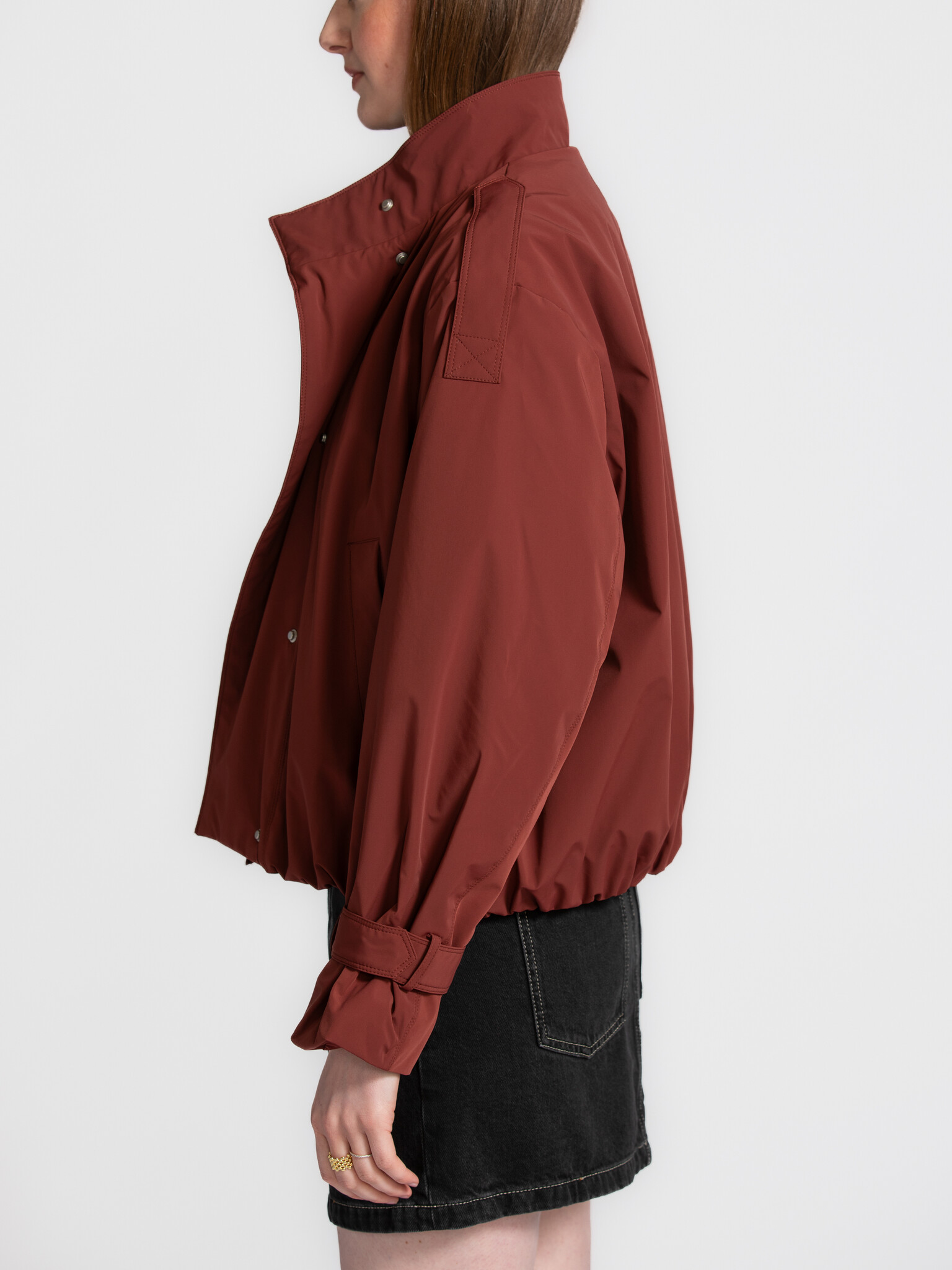 Les Soeurs veste  avec col montant  Harlow 4. La veste Harlow est pensée pour le quotidien. Elle allie une coupe conforta...