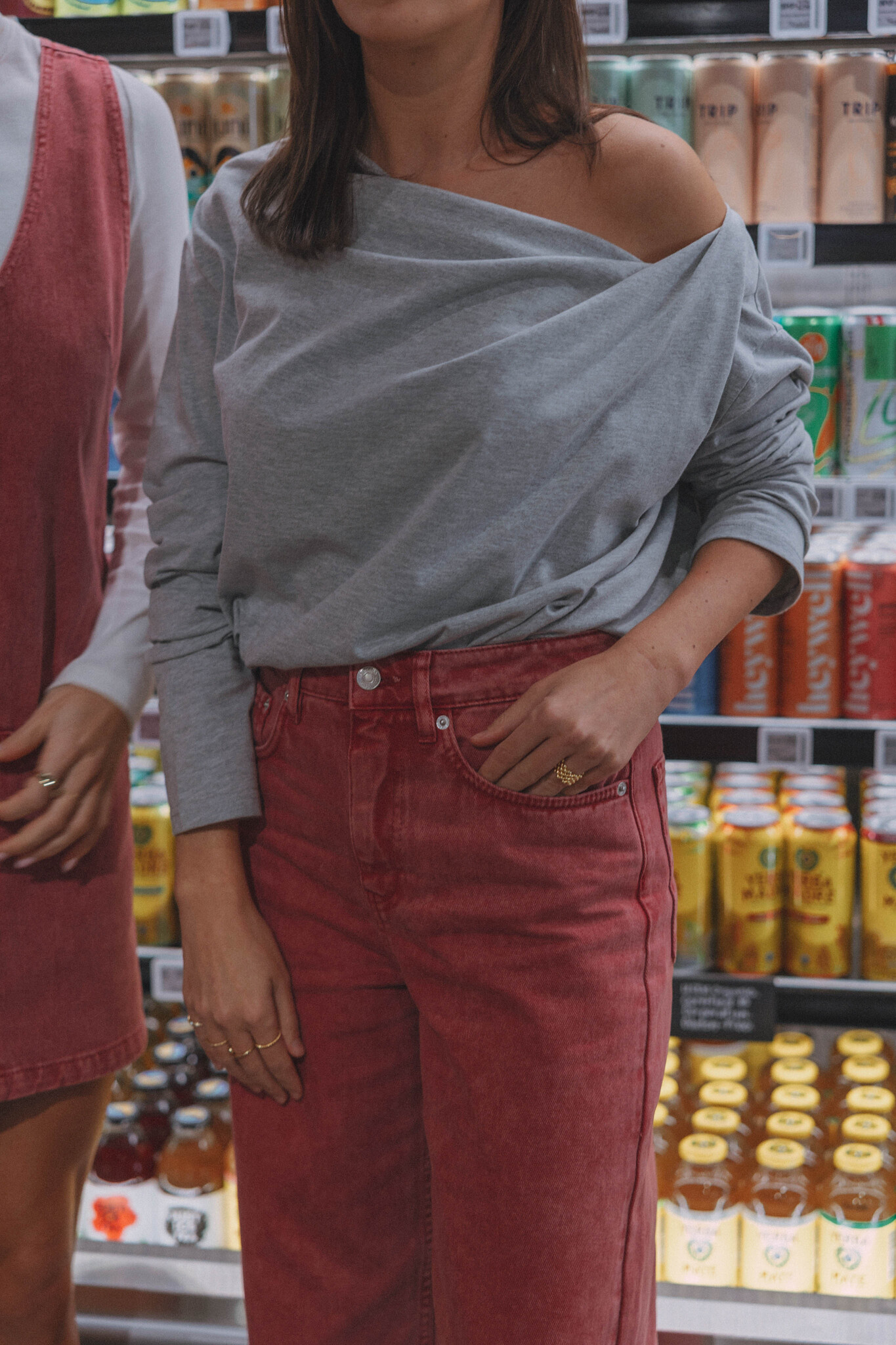 Les Soeurs off shoulder longsleeve Noxy 7. Minimalistisch, maar niet basic. De asymmetrische halslijn geeft deze top een ...