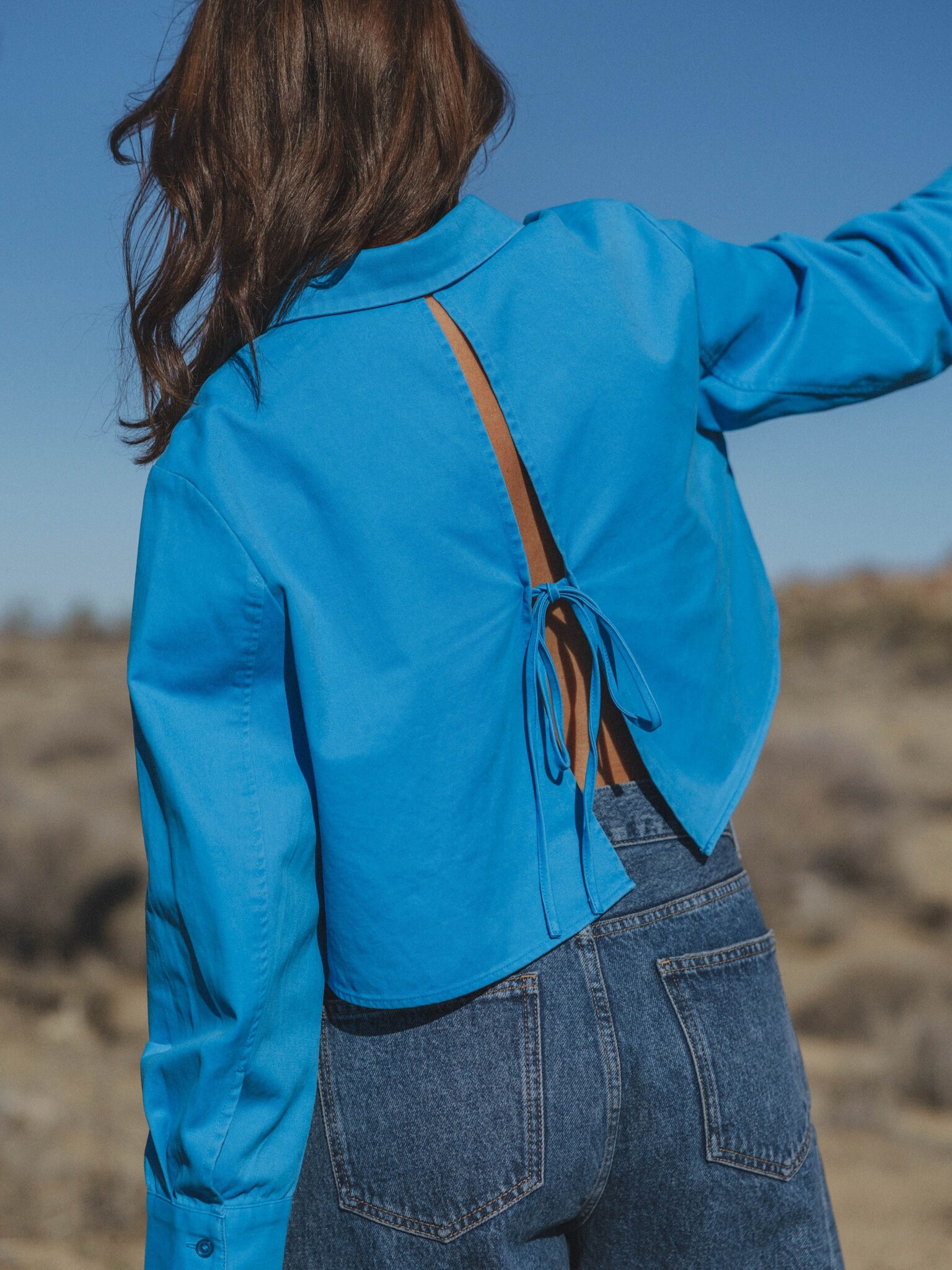 Les Soeurs open back shirt Tamy 3. This color is an instant moodbooster. De cropped snit en heldere blauwe tint geven dez...