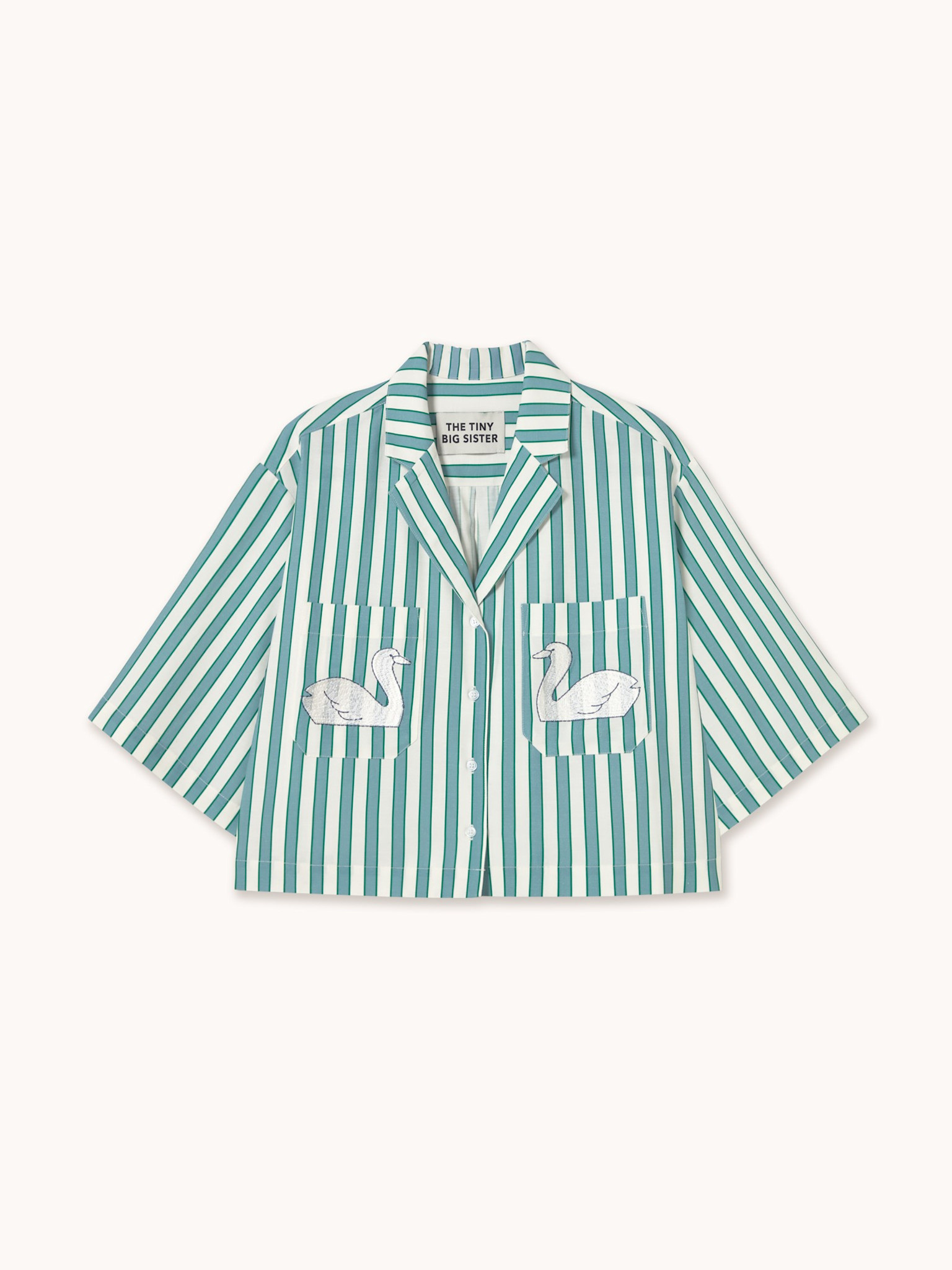 The tiny big sister T-shirt boxy Swans 2. Des rayures vertes fraîches et de délicates broderies de cygnes apportent une é...