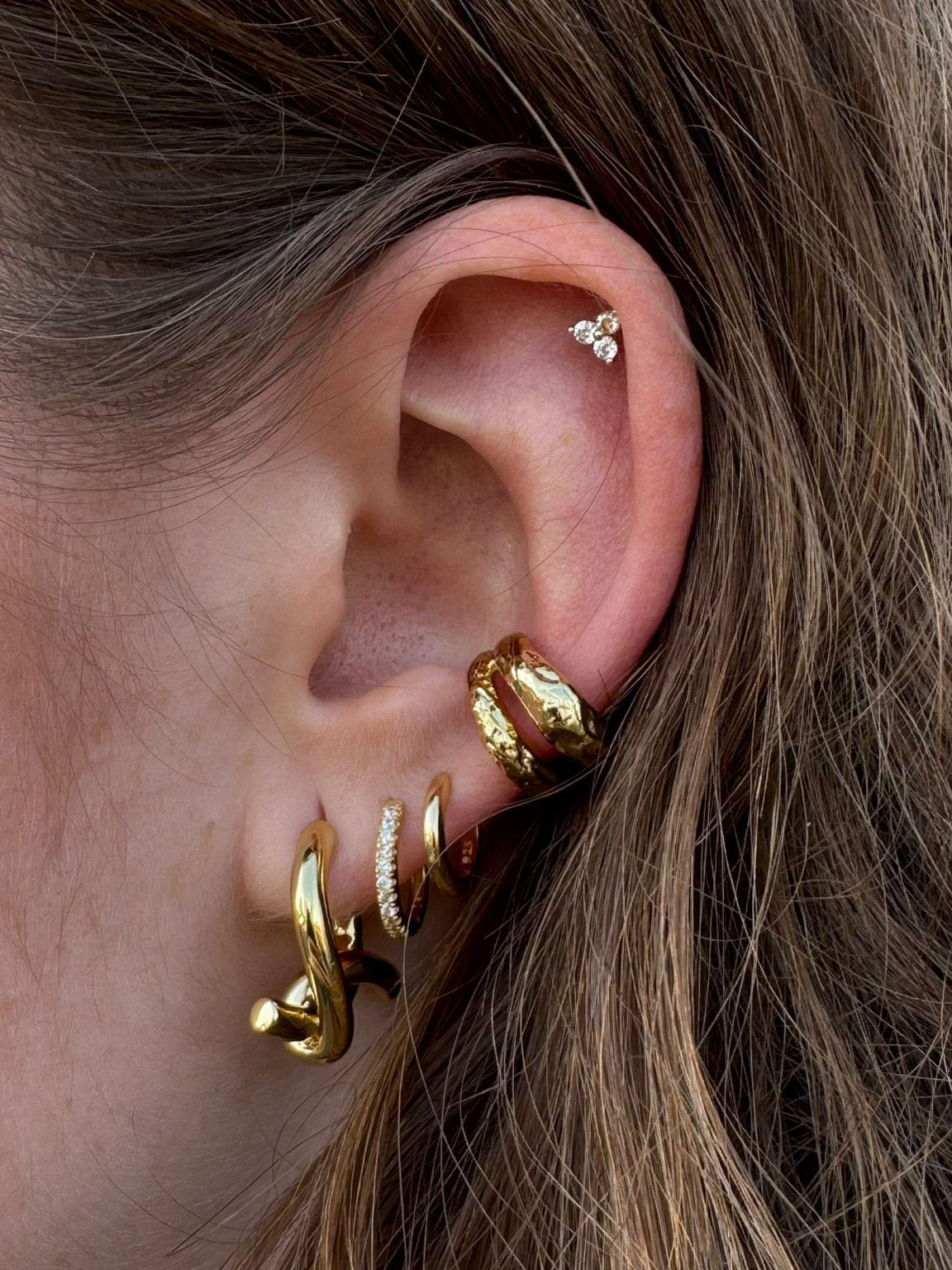 Les Soeurs hammered earcuff June double 2. Double the glow. Met zijn dubbele design en zachte rondingen omarmt deze goudk...