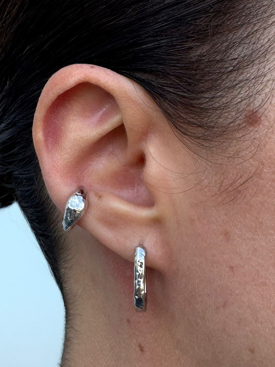 Les Soeurs hammered earcuff June single 2. Cool minimalism. Deze zilverkleurige ear cuff voegt een frisse, moderne touch ...