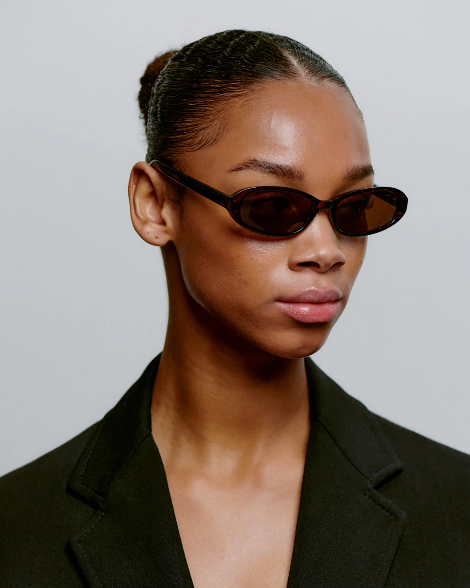 A.Kjaerbede zonnebril Macy 3. Minimalistisch en vrouwelijk met een edge. Deze zonnebril heeft een uitgesproken silhouet m...