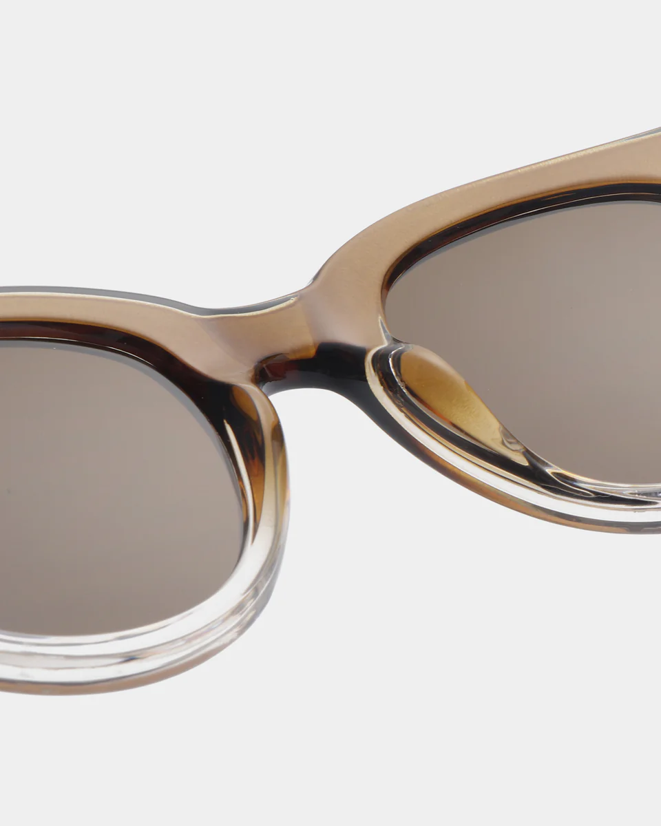 A.Kjaerbede zonnebril Lilly 4. Elegant en tijdloos met een moderne twist. Deze zonnebril brengt vrouwelijkheid en comfort...