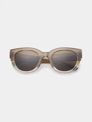Zonnebril Lilly. Elegant en tijdloos met een moderne twist. Deze zonnebril brengt vrouwelijkheid en comfort samen. Het ro...