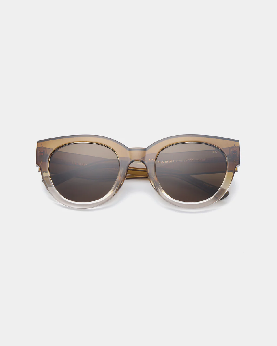 A.Kjaerbede zonnebril Lilly 1. Elegant en tijdloos met een moderne twist. Deze zonnebril brengt vrouwelijkheid en comfort...