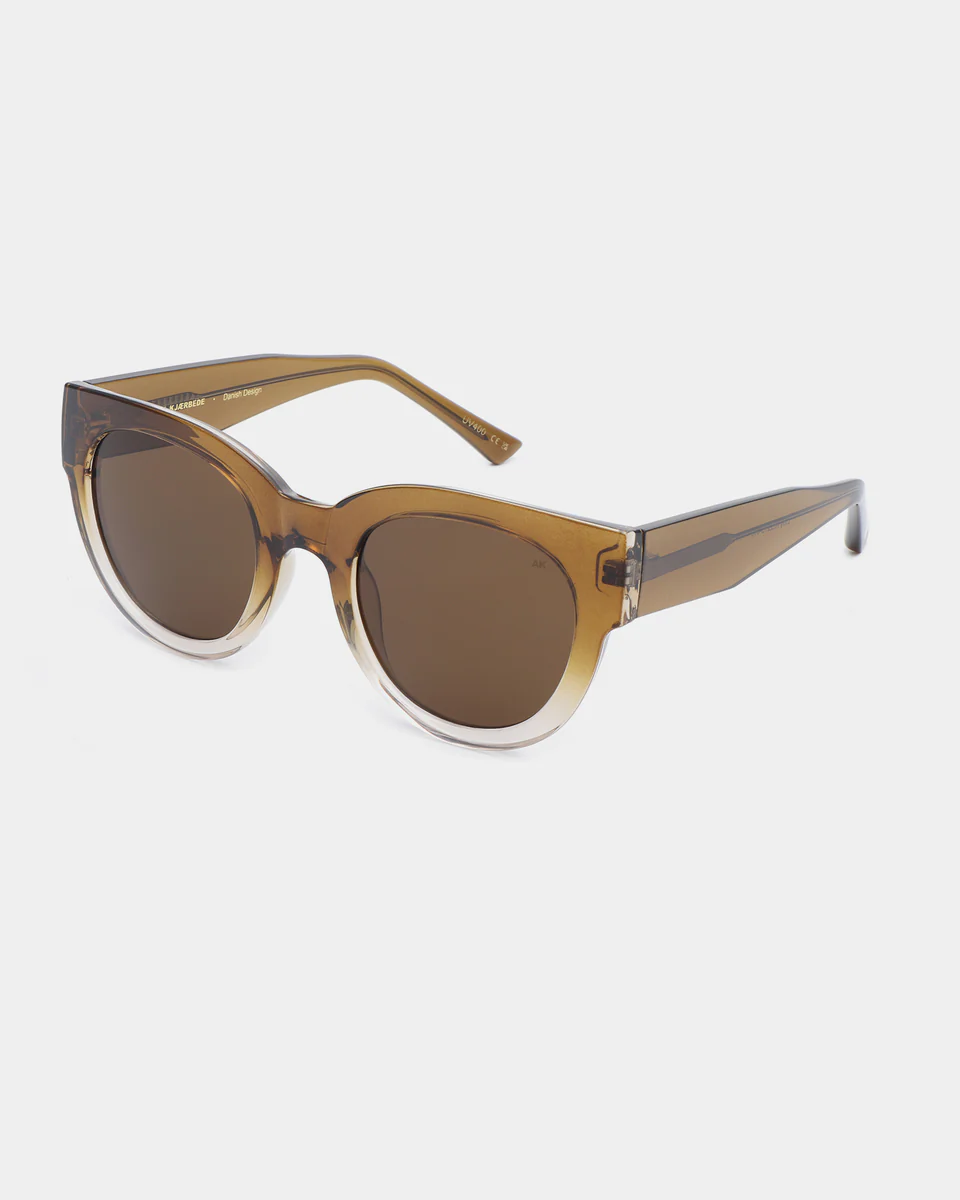 A.Kjaerbede zonnebril Lilly 5. Elegant en tijdloos met een moderne twist. Deze zonnebril brengt vrouwelijkheid en comfort...