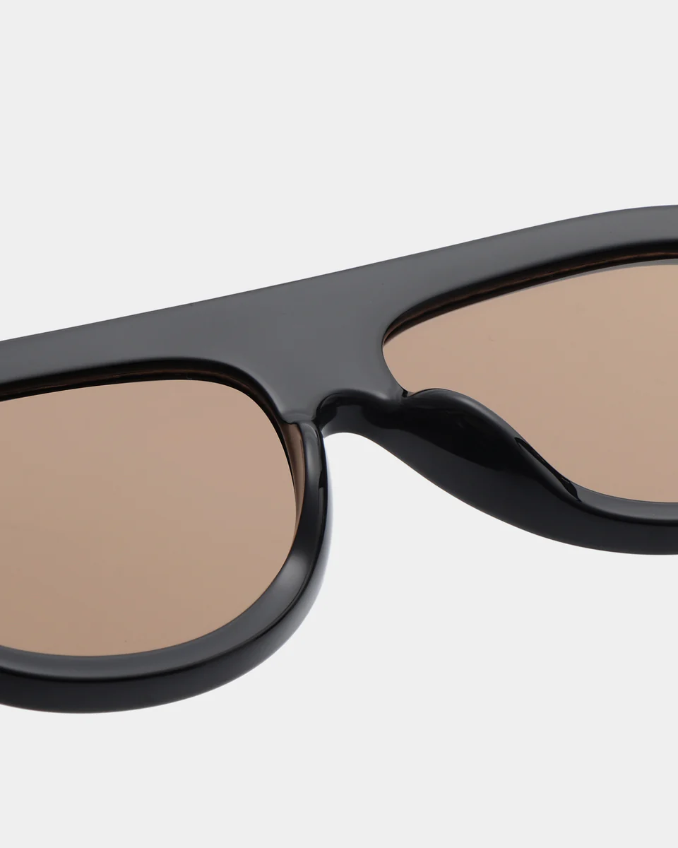 A.Kjaerbede zonnebril Rio 4. Understated, but there. De donkere tint en strakke vorm geven een rustige, zelfzekere uitstr...