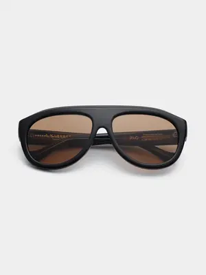 Lunettes De Soleil Rio. Understated, but there. La teinte sombre et la forme épurée créent une allure calme et assurée. V...