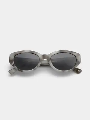Lunettes de soleil Winnie. Dès que le soleil se montre, c’est le genre de pièce que vous emportez immédiatement. Sa forme...