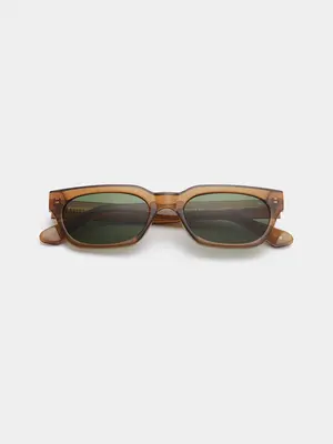 Zonnebril Bror. Een zonnebril met een uitgesproken maar tijdloze look. Het transparante montuur en de gekleurde glazen ge...