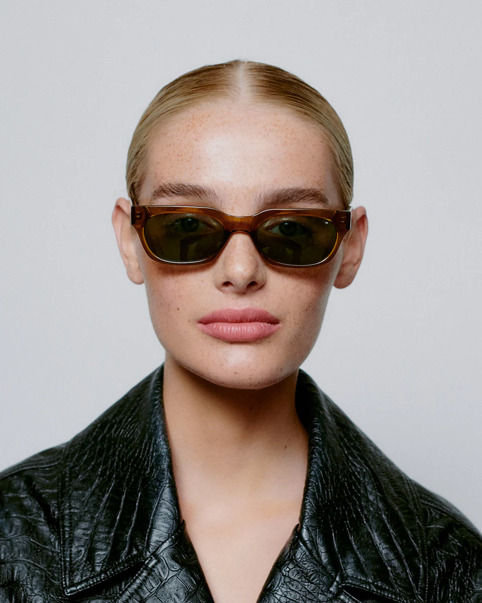 A.Kjaerbede zonnebril Bror 2. Een zonnebril met een uitgesproken maar tijdloze look. Het transparante montuur en de gekle...