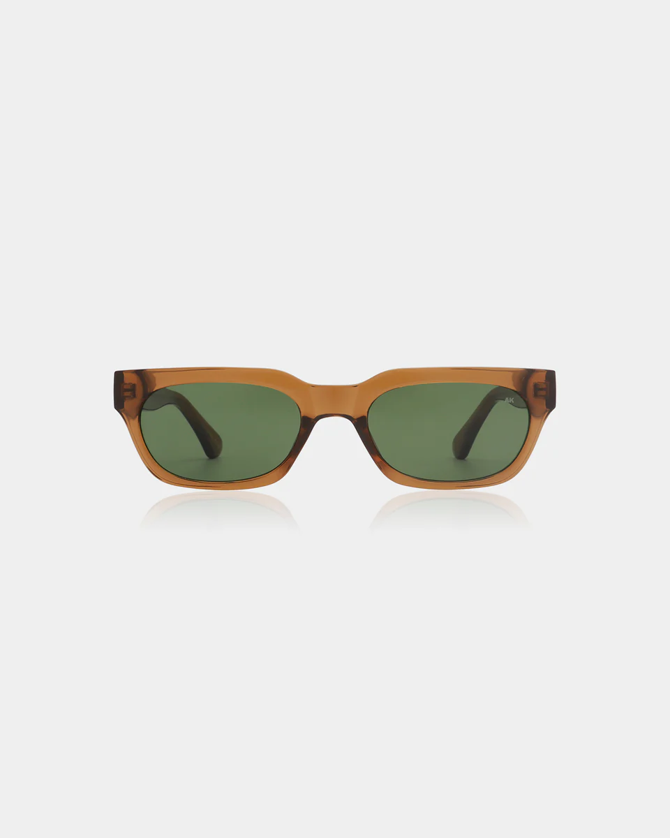 A.Kjaerbede zonnebril Bror 6. Een zonnebril met een uitgesproken maar tijdloze look. Het transparante montuur en de gekle...